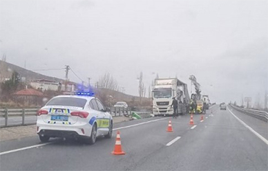 D-300 KARAYOLUNDA KAZA: ÇEKİCİ İLE KAMYON ÇARPIŞTI, 2 SÜRÜCÜ YARALANDI