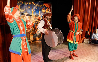 NASREDDİN HOCA VAKFI TARAFINDAN DÜZENLENEN TİYATRO ETKİNLİĞİNE YOĞUN İLGİ